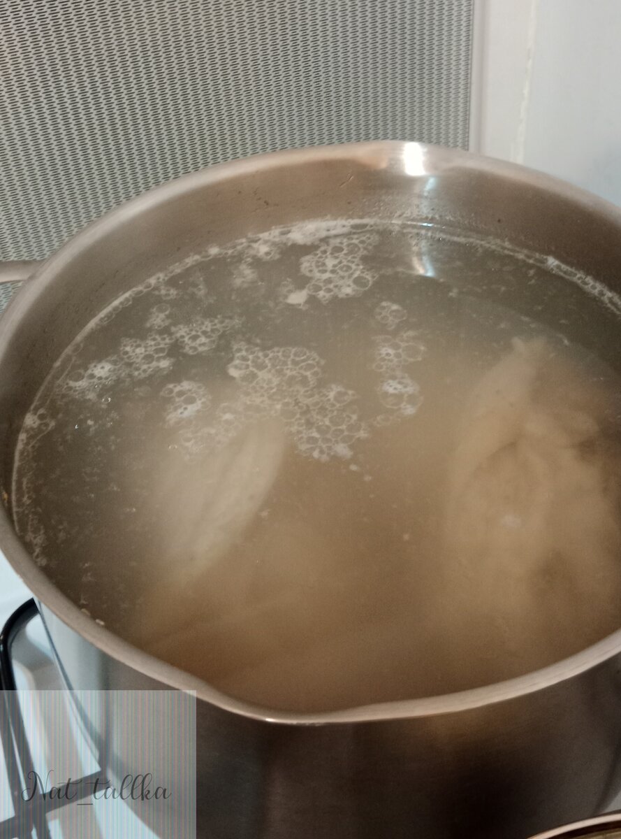 Снять пену, варить 3 часа