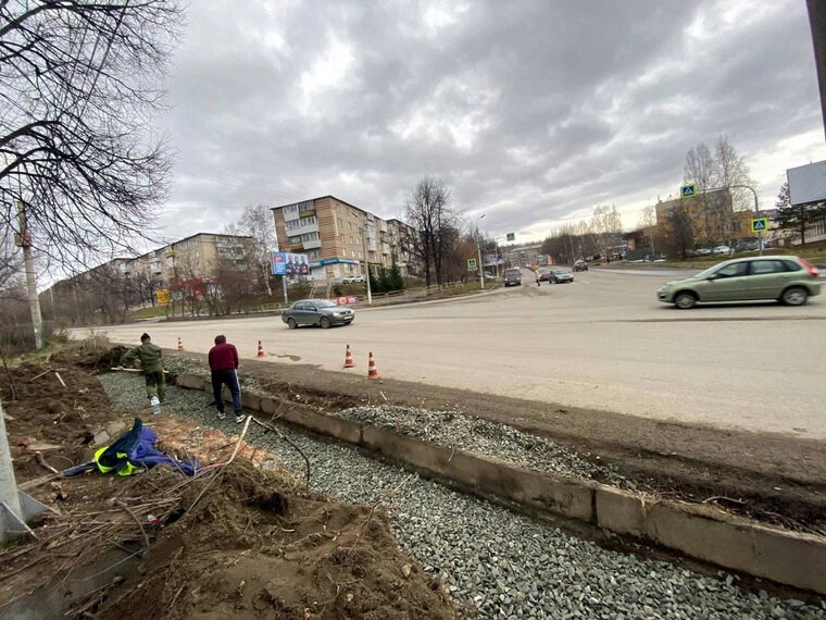    Отбойную стенку возводят на опасном участке дороги