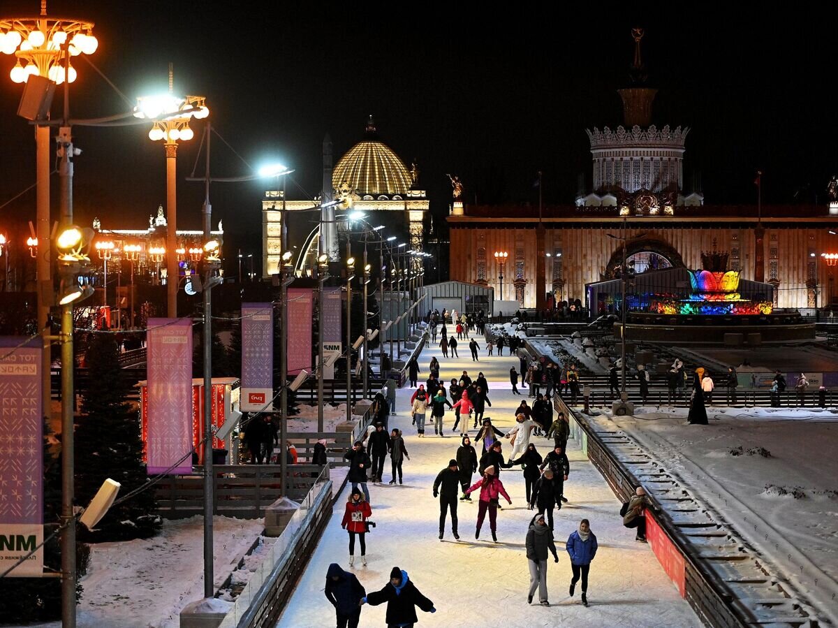    Люди катаются на коньках на катке на ВДНХ в Москве. 25 ноября состоялось открытие зимнего сезона и катка на ВДНХ© РИА Новости / Евгений Одиноков