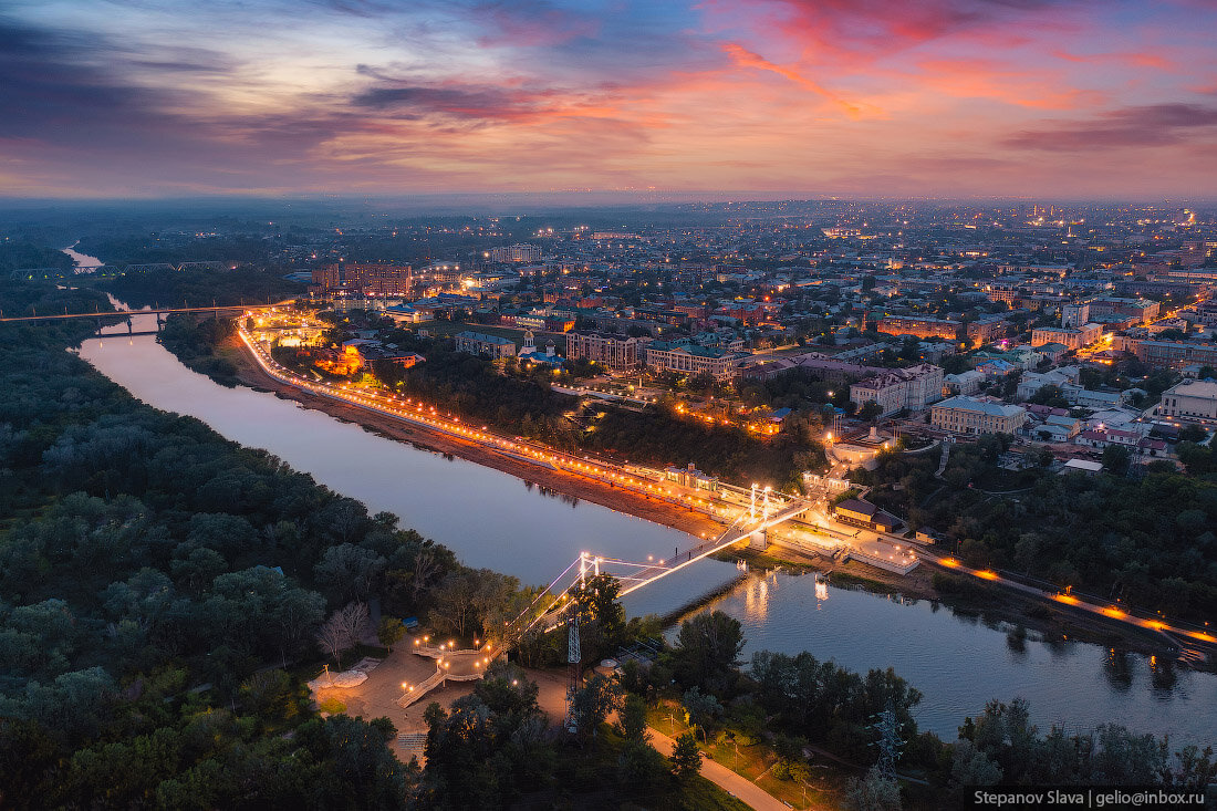 Оренбург расположен почти в 1500 км от Москвы, а область граничит с Казахстаном. Официально граница между Европой и Азией проходит восточнее города.