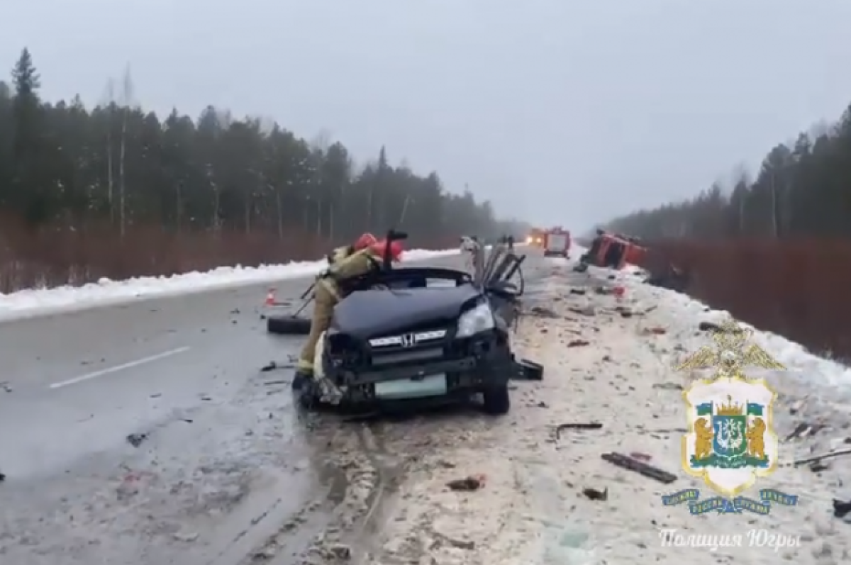    Полиция показала кадры с места ДТП в Югре, где погибли два человека
