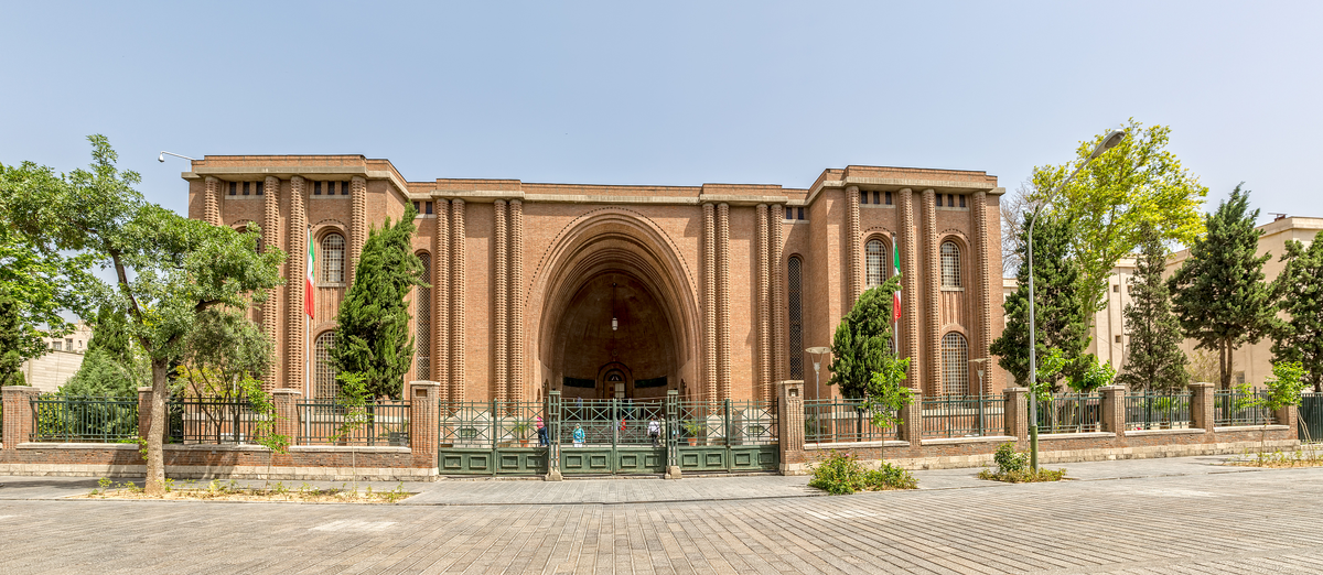 Иран – страна с интереснейшей историей, изучать которую и приезжают сюда многочисленные туристы. Исторические памятники Персидской империи расположены по всей стране.