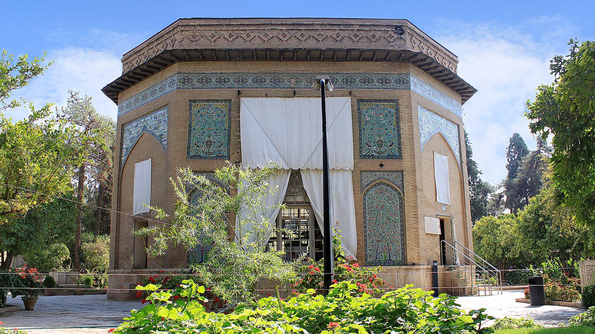 Иран – страна с интереснейшей историей, изучать которую и приезжают сюда многочисленные туристы. Исторические памятники Персидской империи расположены по всей стране.-12