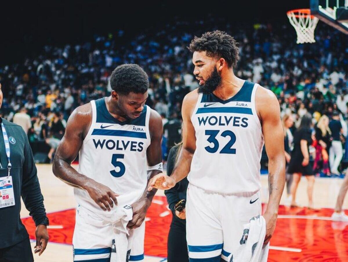    Баскетболисты "Миннесоты Тимбервулвз" Энтони Эдвардс (слева) и Карл-Энтони Таунс© Фото : Пресс-служба "Миннесоты"