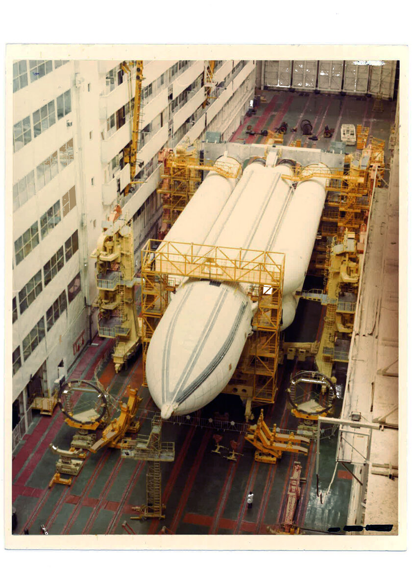 Макетно-технологическая ракета-носитель на монтажно-стыковочной тележке