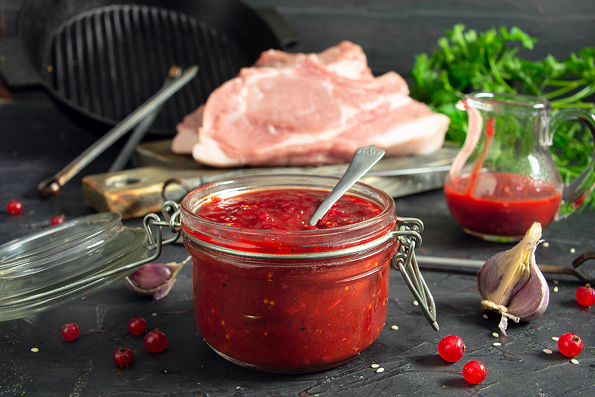 Красная смородина к мясу рецепт. Чатни из красной смородины. Соус из красной смородины. Соус из красной смородины к мясу. Соус из красной смородины к мясу на зиму