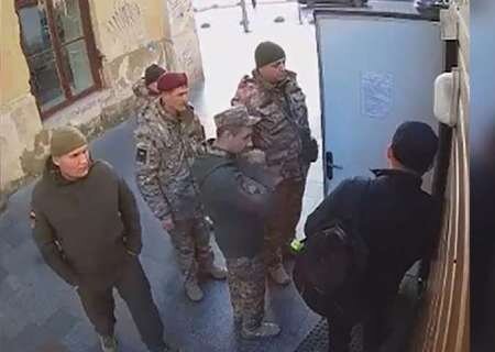    Семеро на одного: во Львове силой мобилизовали парковщика прямо с работы