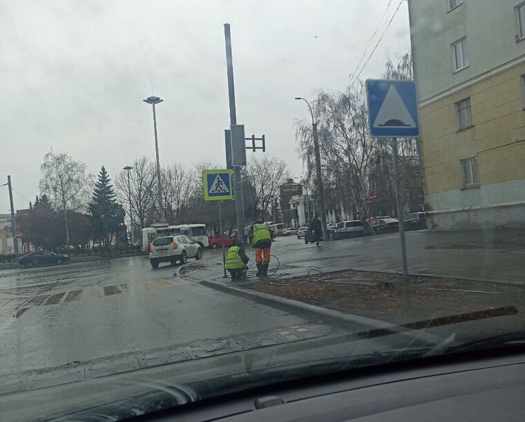    В Кургане возле железнодорожного вокзала устанавливают новый светофор