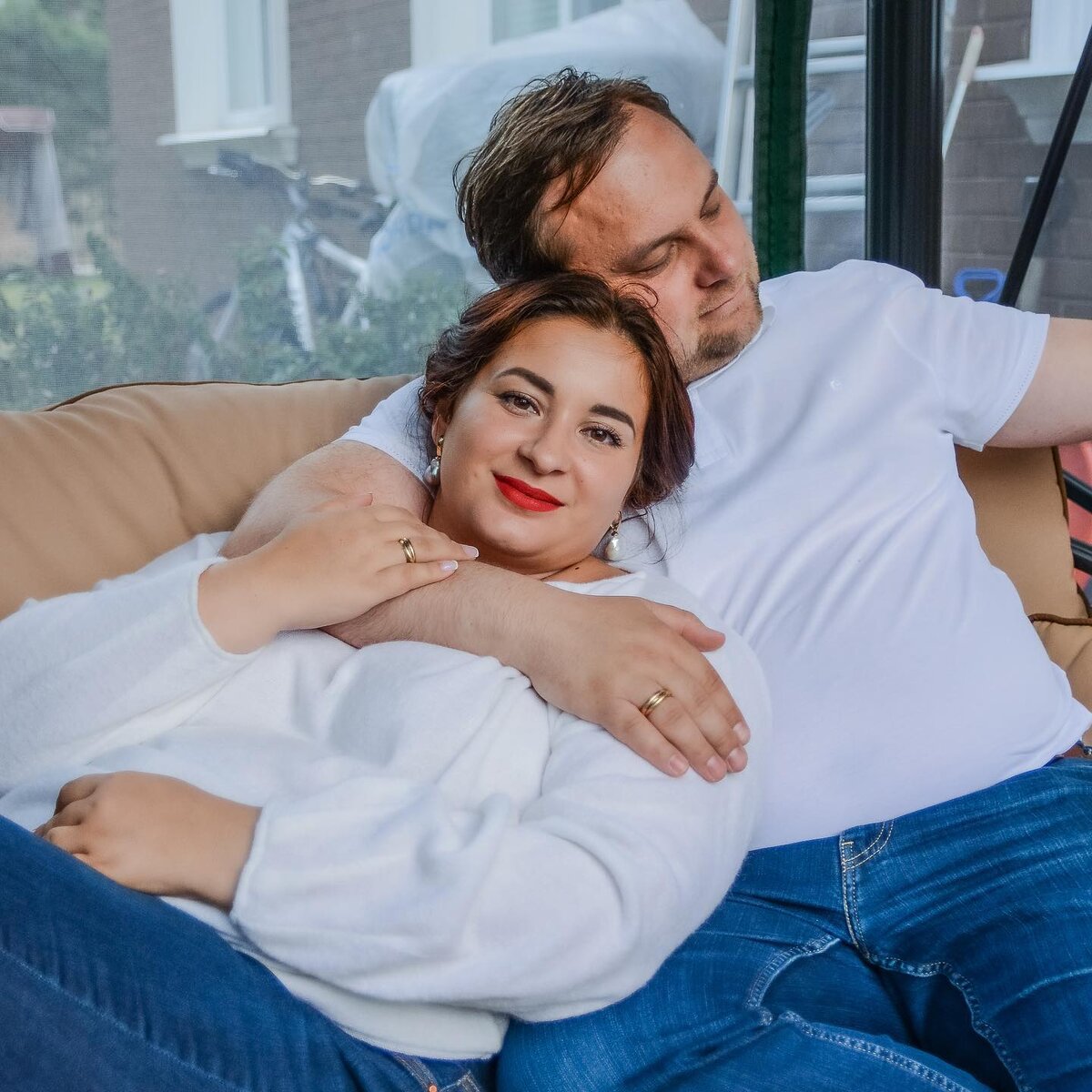 Меня зовут Вика, я — семейный психолог, телеведущая, автор книг «Это же подросток», «Это же ребенок», «Это же любовь» и мама троих детей  