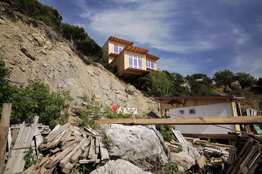 В Ласпи на грантовые средства построили каркасные модульные дома в обвалоопасной зоне. Кадр из видео: ПРОСВЕТ/YouTube