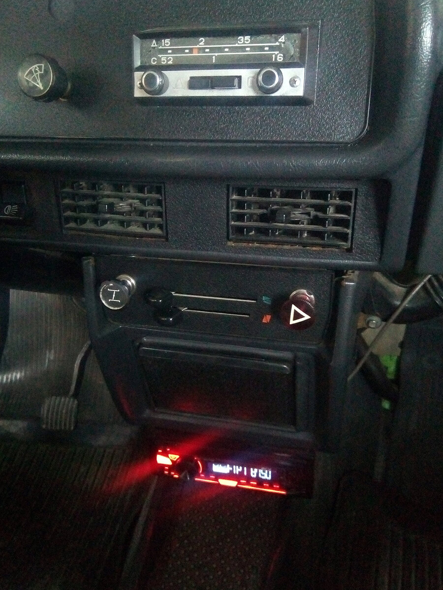 Радиоприемник А-370М двухдиапазонный.и плюс современная магнитола.