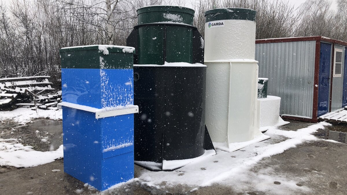 Модельный ряд септиков (станции биологической очистки на складе)