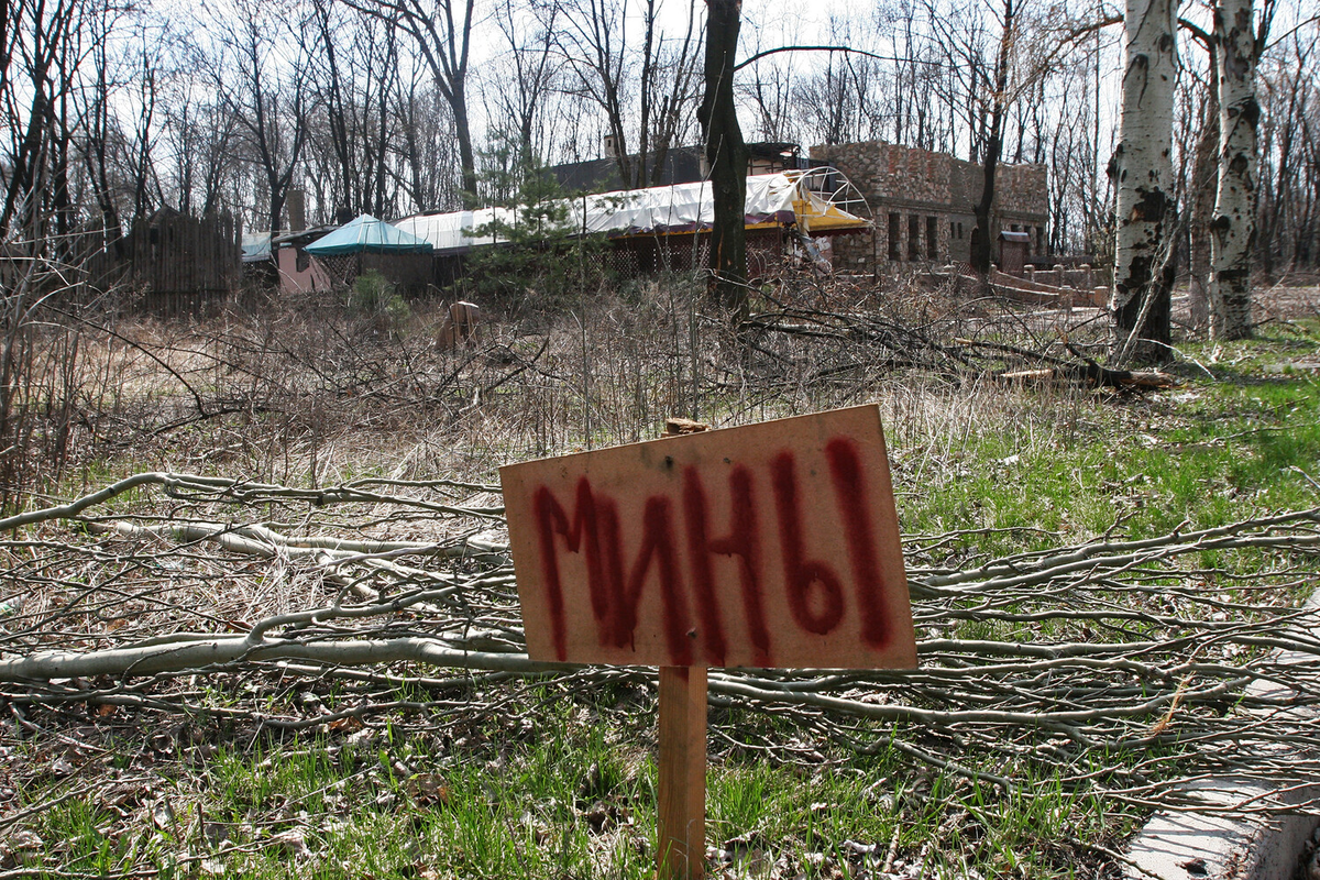 Табличка с надписью «мины» в пригороде Донецка / Фото: Игорь Маслов/РИА Новости