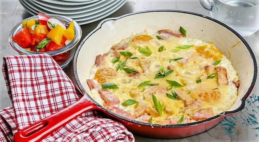 Яичница с колбасой и сыром