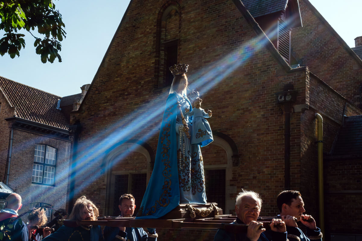 Это двойственность высшего существа, обладающего привилегированной информацией 