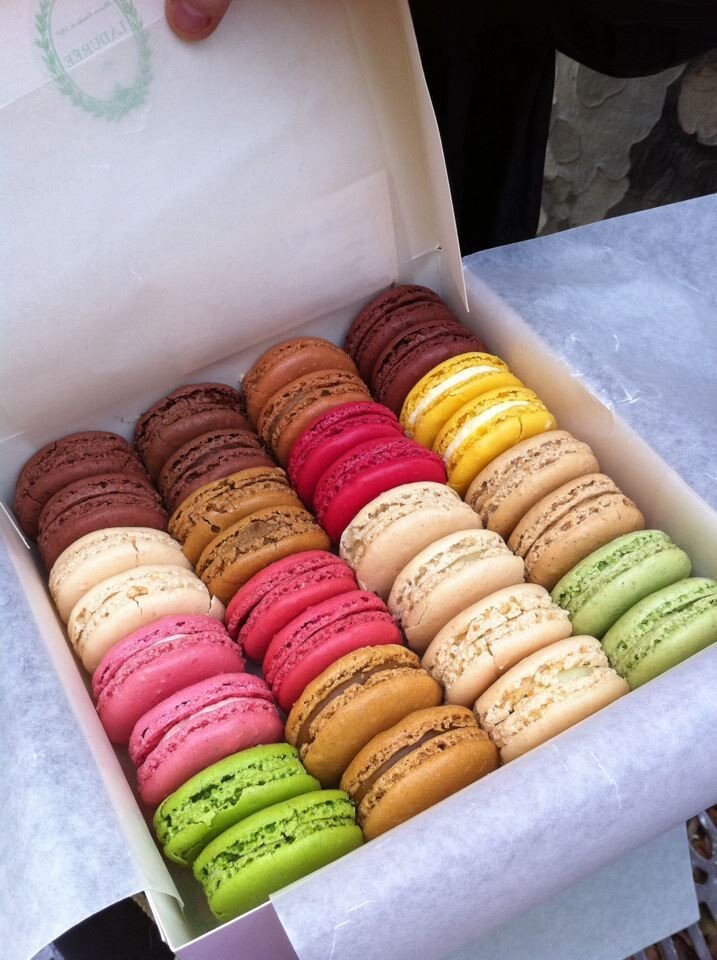 Вот пошаговый рецепт для приготовления макаронов:Шаг 1: Подготовка ингредиентов- 200 г мандельной муки- 200 г сахарной пудры- 2 белка яиц- 50 г сахара- пищевые красители (по желанию)- ванильный экстракт (по желанию)Шаг 2: Просеивание сухих ингредиентовВ большой миске просейте мандельную муку и сахарную пудру. Это поможет избавиться от комков и сделает тесто более гладким.Шаг 3: Взбивание белковВ отдельной миске взбейте белки яиц до образования пиков. Постепенно добавляйте сахар и продолжайте взбивать до тех пор, пока смесь не станет густой и блестящей.Шаг 4: Смешивание ингредиентовПостепенно добавляйте сухие ингредиенты во взбитые белки. Перемешивайте массу с помощью лопатки или деревянной ложки до получения однородного теста. Если вы хотите придать макарунам цвет, добавьте пищевые красители или ванильный экстракт и тщательно перемешайте.Шаг 5: Формирование макаруновНаполните кондитерский мешок с насадкой для макарунов приготовленным тестом. Выдавливайте небольшие круглые порции теста на противень, покрытый пергаментной бумагой. Оставьте небольшое расстояние между макарунами, так как они немного разрастутся во время выпечки.Шаг 6: Отдых и образование коркиОставьте макаруны на противне при комнатной температуре на 30-60 минут, чтобы они образовали легкую корку. Это поможет им сохранить форму во время выпечки.Шаг 7: ВыпечкаРазогрейте духовку до 150 градусов Цельсия. Выпекайте макаруны в течение 15-20 минут, пока они не станут легко отделяться от пергаментной бумаги и не приобретут легкую золотистую корочку.Шаг 8: Охлаждение и начинкаПосле выпечки остудите макаруны на противне. Затем аккуратно снимите их с пергаментной бумаги. Вы можете начинить макаруны кремом, джемом, шоколадной глазурью или любой другой начинкой по вашему выбору.Шаг 9: НаслаждениеГотовые макаруны лучше всего хранить в холодильнике в герметичной емкости. Они будут вкусными в течение нескольких дней.Наслаждайтесь своими домашними макарунами!