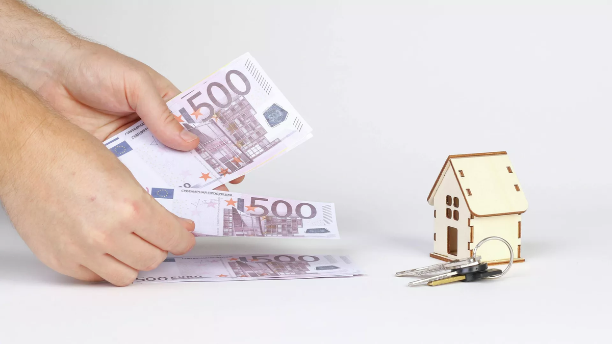 CC BY 2.0 / Marco Verch Professional Photographer / Man counting money with tiny wooden house and keys