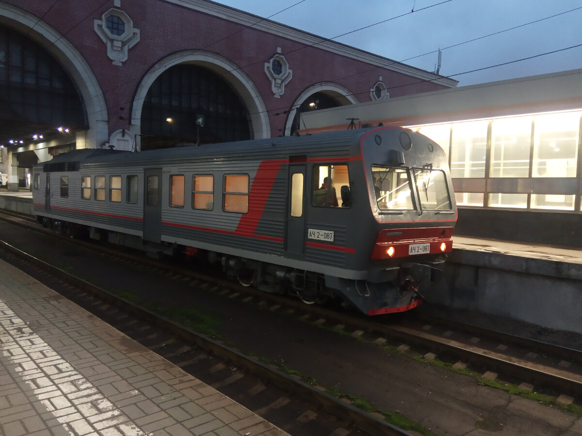АЧ-2 в утренних сумерках да свете фонарей из павильона, который является входом в метро.