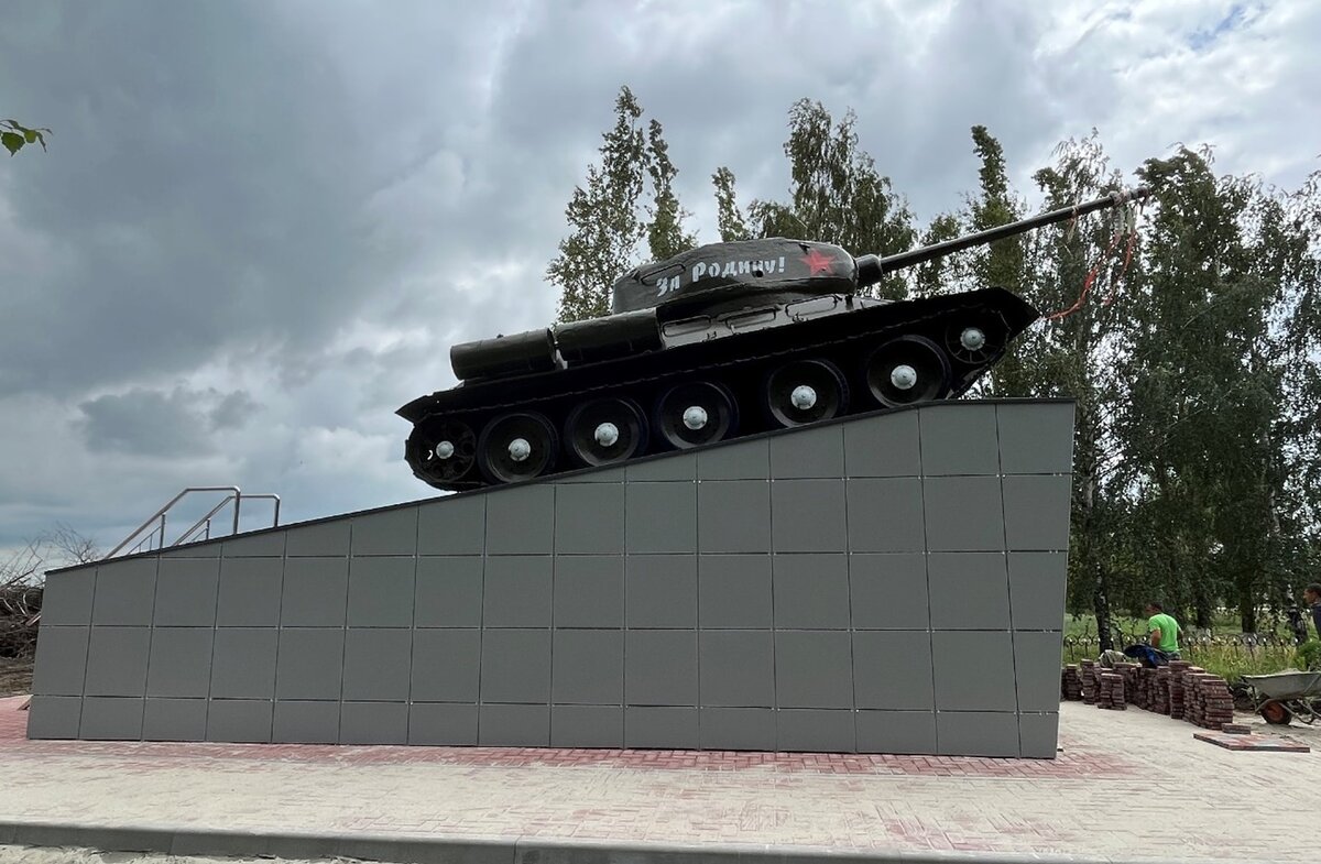 Памятник погибшему танкисту