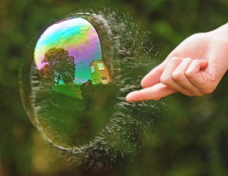 Почему лопается пузырь. Лопающийся пузырь. Мыльный пузырь лопнул. Отражение в мыльном пузыре.
