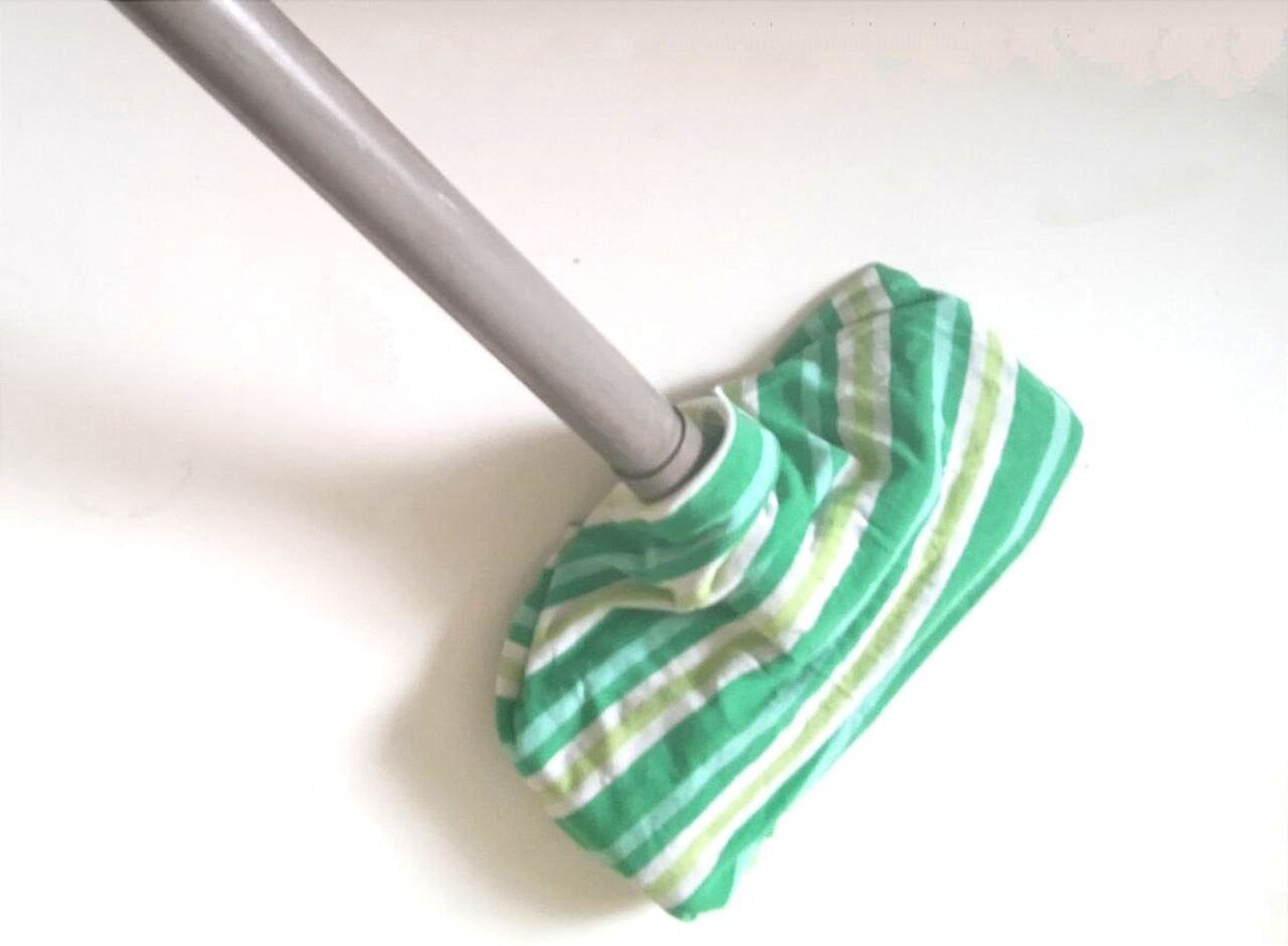 Мыть полы за гостями – не только «замывать» им дорогу, но и «вымывать» из своего дома все хорошее