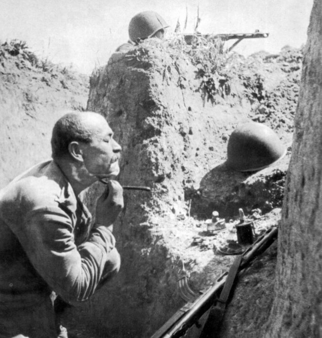 Советский солдат бреется в траншее в боевой обстановке. Источник: Rosphoto (rosphoto.com/best-of-the-best/vtoraya_mirovaya_voyna-2589)