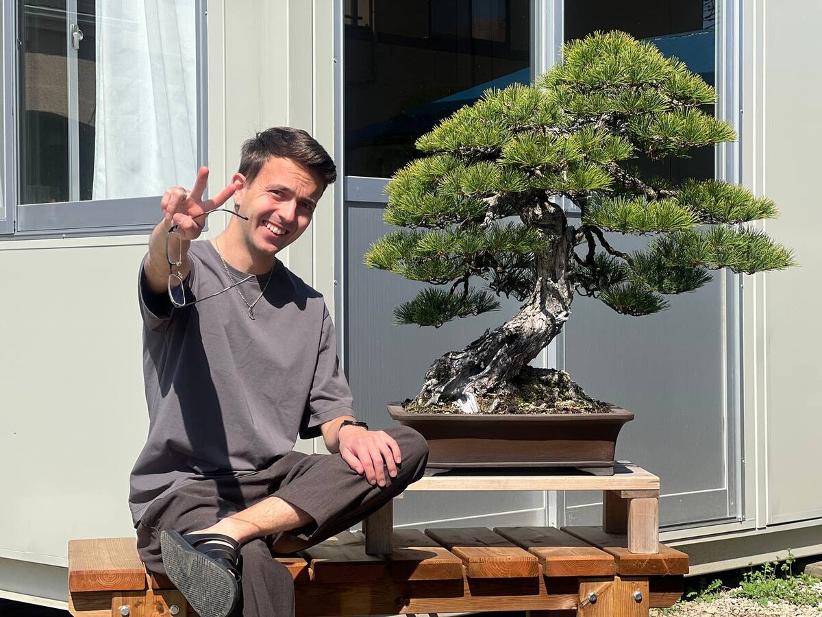 «Мои работы продаются в Китае, Тайланде, Вьетнаме, Европе, ОАЭ и Америке. Очередь на то, чтобы я лично поработал с бонсай, составляет 2 года. В месяц я работаю с 30-50 бонсай».