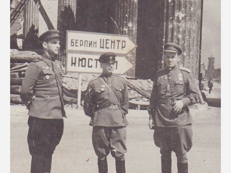 М.П. Шемякин (в центре) с товарищами. Германия, 1945 г.