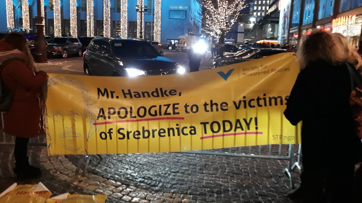 Протесты против награды Хандке 