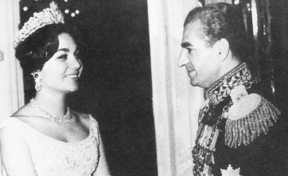 Шах Ирана Мохаммед Реза Пехлеви с третьей женой Фарах Диба в день их свадьбы / Википедия