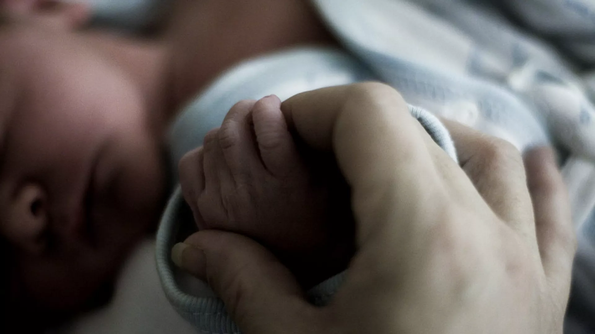 CC BY-SA 2.0 / Bridget Coila / Holding Hands With a Newborn Baby