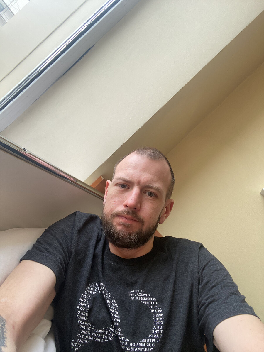 Больничные стены узнаются даже без контекста