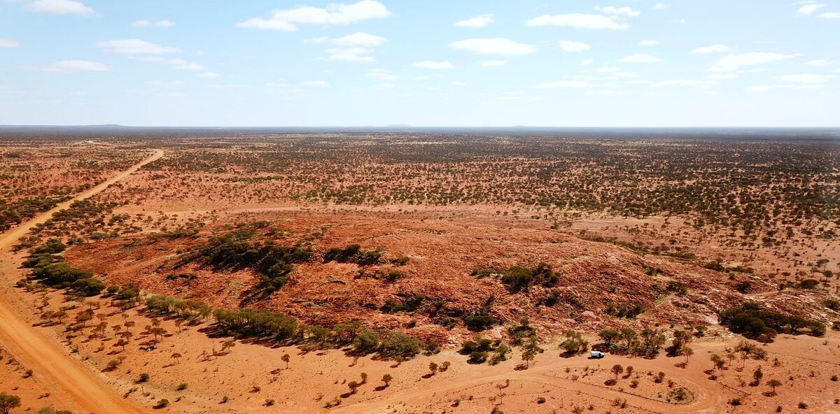 Место удара древнего метеорита обычно практически не прослеживается в рельефе.