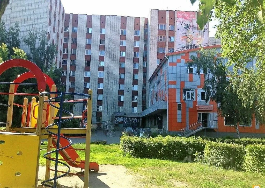 Как бы КОМУС не старался, НО дом пока стоит.  Будем надеяться, что жители успеют его спасти.