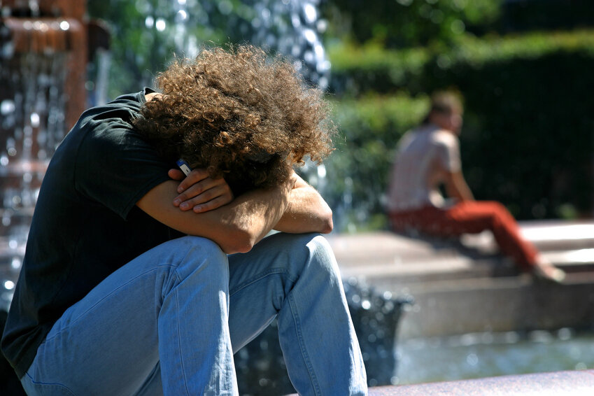 Социальная тревожность – это хроническое расстройство, которое, обычно, длится 6 месяцев и более