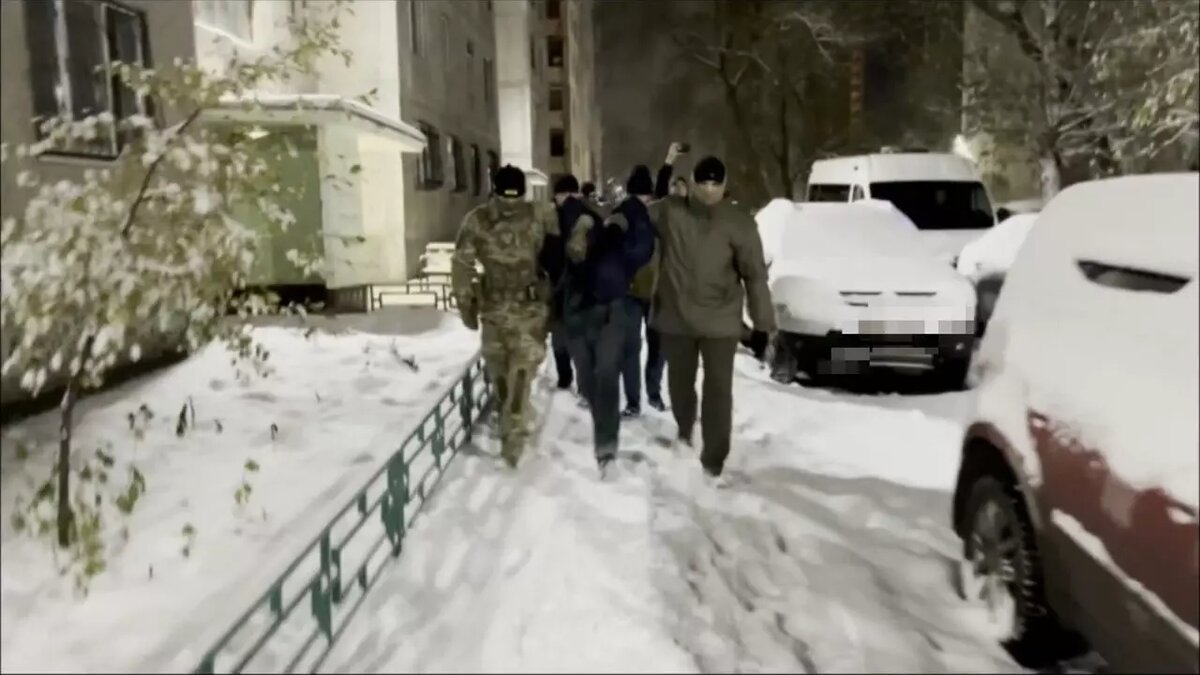     Тюменец арестован по подозрению в деятельности по заказу ВСУ. По версии следствия, мужчина передавал украинским военным информацию о военных объектах на территории Тюменской области.