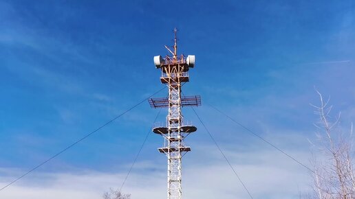 Заброшенная антенна на сопке в лесу