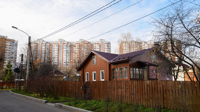    Дома частного сектора рядом с высотной новостройкой в Красногорске ©Пелагия Тихонова РИАМО