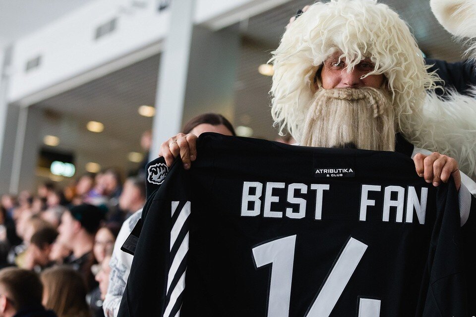    Дед стал лучшим фанатом этого матча. Фото: ХК «Трактор»