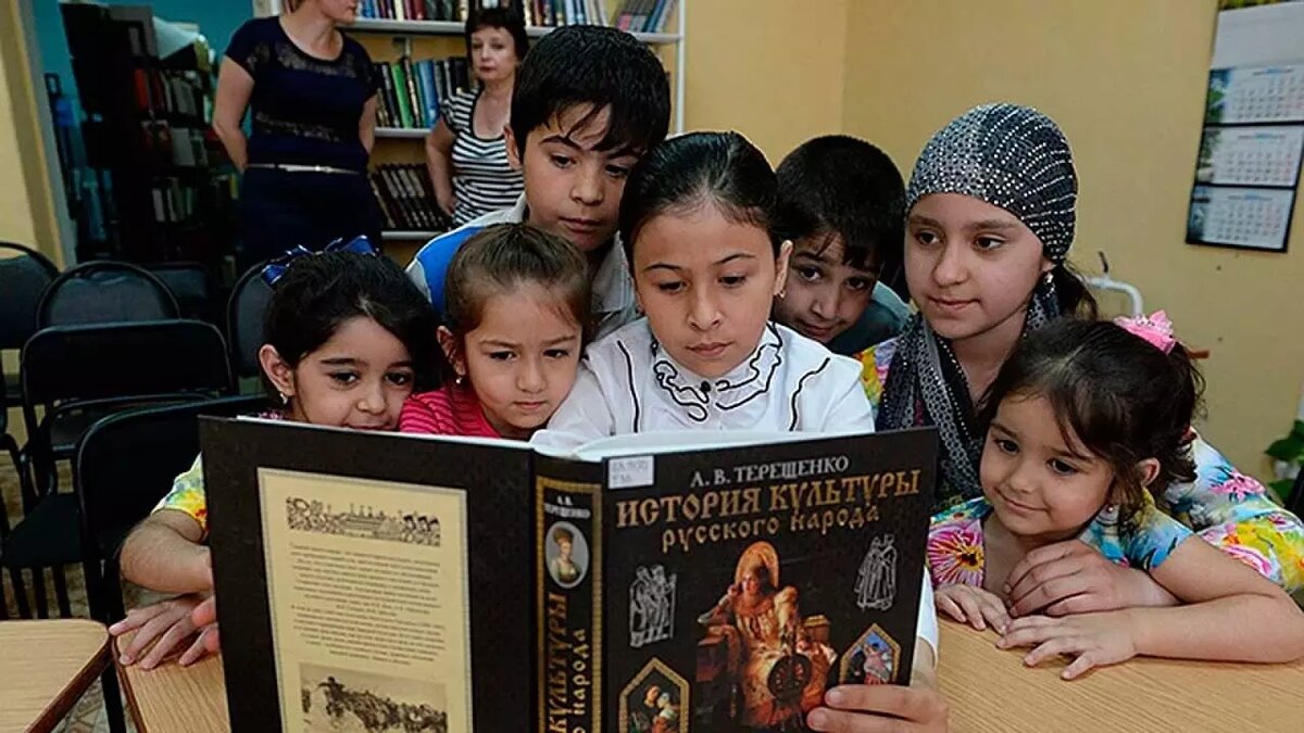     Власти поручили школам «диагностировать» детей мигрантов на знание русского языка и, исходя из этого, предоставлять им дополнительные часы на изучение русского. Смогут ли это российские школы и, главное, учителя? «НИ» посмотрели на проблему изнутри.