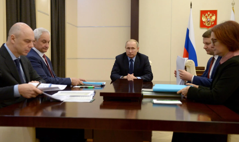 Владимир Путин на совещании по экономическим вопросам