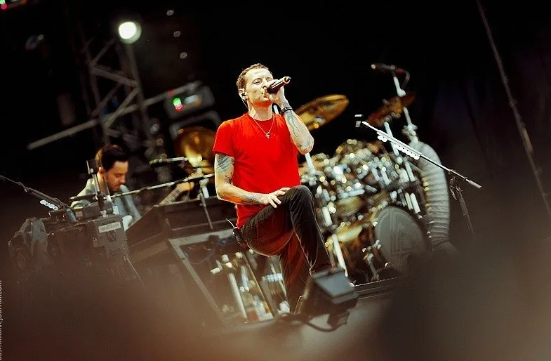 Видео basta and linkin park. Linkin Park Live 2011. Linkin Park 2011 Москва. Честер Беннингтон на красной площади. Честер Беннингтон в 2011 Москва.