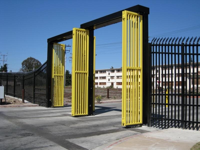 Конструкция и цвет ворот могут быть любыми. Если все сделано качественно, ворота не покроются ржавчиной 