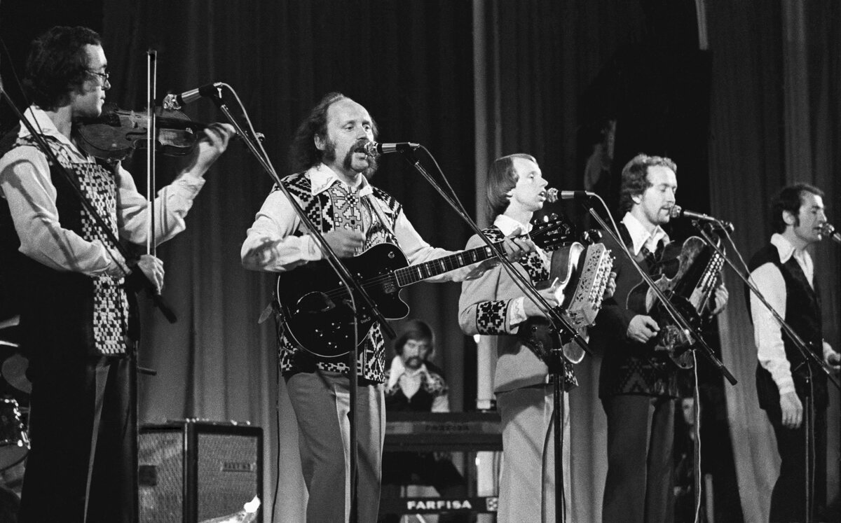 «Песняры». На снимке (слева направо): Валерий Дайнеко, руководитель ансамбля Владимир Мулявин, Анатолий Кашепаров, Леонид Борткевич и Вячеслав Михнович. 1977 год.