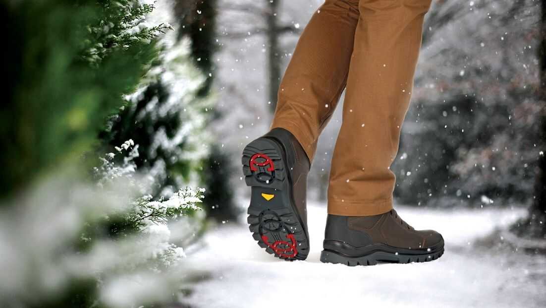 Подошва гололед. Ботинки для гололеда. Обувь для снега мужская зимняя. Зимняя обувь для гололеда. Зимние ботинки в снегу.