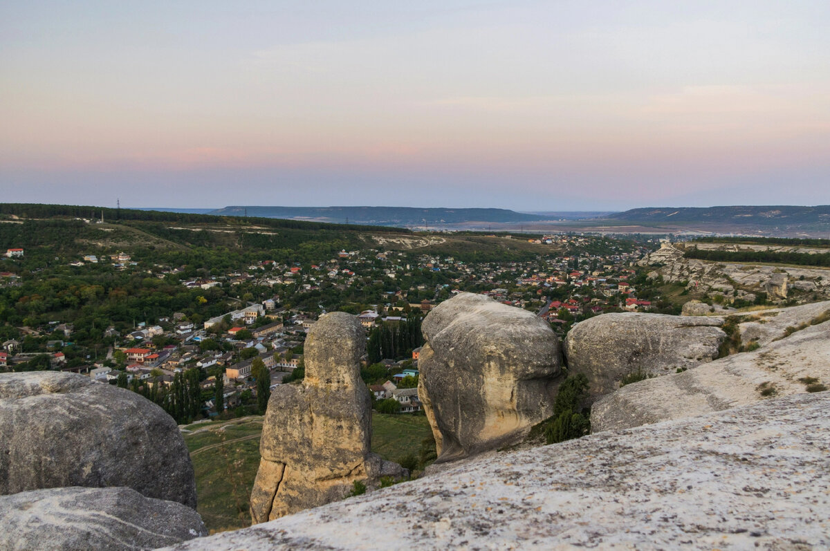 Вид на старый город со скал. Автор фото: Ева Шу, https://vk.com/nanochica