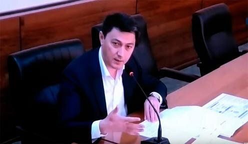 Амрилло Иноятов. Кадр из видеотрансляции заседания Олий Мажлиса