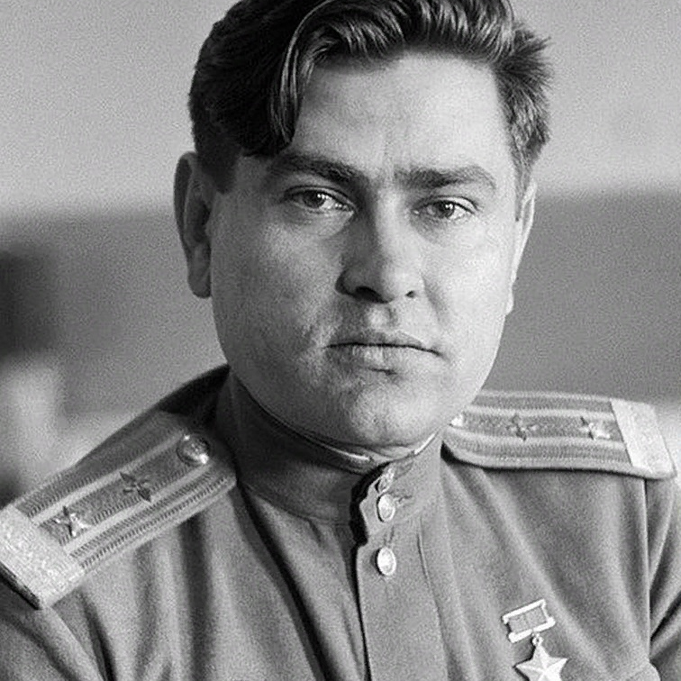 Алексей Петрович Маресьев (7 (20) мая 1916, Камышин, Саратовская губерния, Российская империя — 18 мая 2001, Москва, Россия) — советский военный лётчик-истребитель. Герой Советского Союза (24.08.1943)