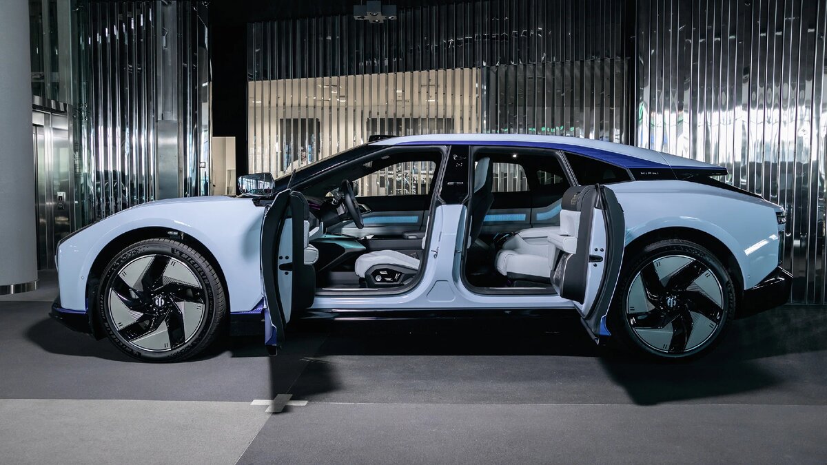 Габаритные размеры HiPhi Z — 5036х2018х1439 мм, а размер колёсной базы седана достигает 3150 мм. Ближе всего «китаец» к Porsche Panamera: он всего на 7 мм короче, но на 81 мм шире и на 16 мм выше. Разница в колёсной базе существеннее — она у HiPhi больше на 50 мм