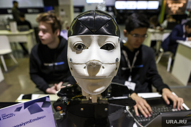    Робота научили рисовать портрет по фотографии (фото из архива)